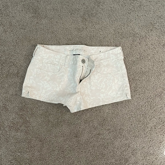 Floral Denim Shorts - Picture 2 of 5